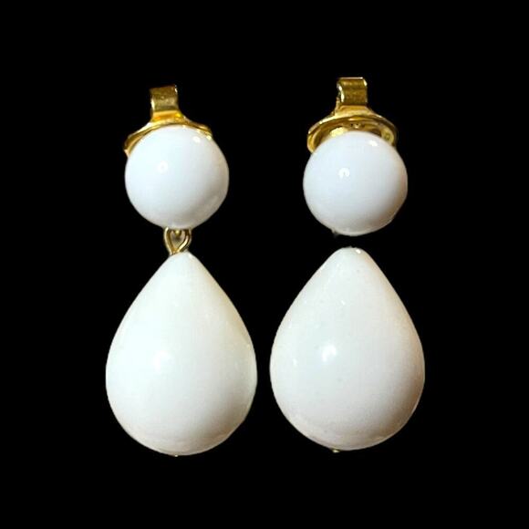 Vintage Crown Trifari Earrings Gold Tone White Tear Drop Dangle Clip On Signed - Picture 2 of 5